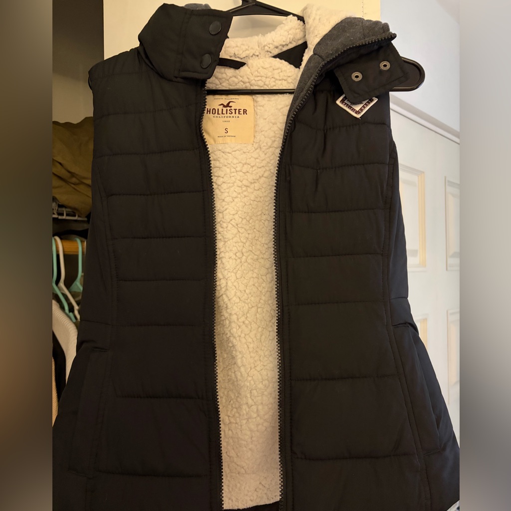 Hollister Black Quilted Puffer Vest With Cream Sherpa Lining